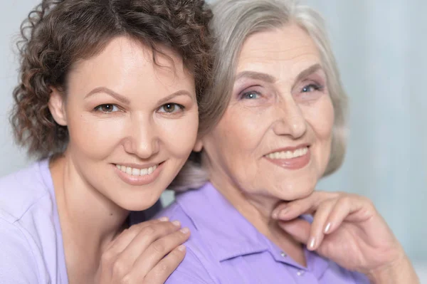 Donna anziana con figlia — Foto Stock