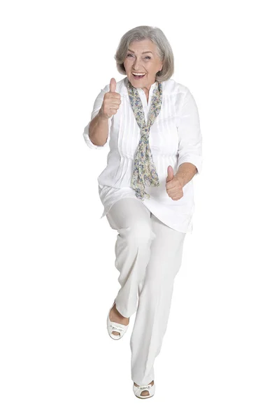 親指に分離の白い背景を示す幸せな年配の女性の完全な長さの肖像画 — ストック写真