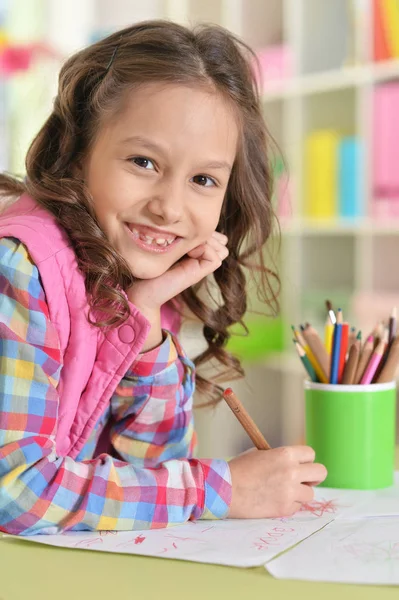 Милая Маленькая Девочка Рисует Лежа Полу Зеленом Ковре Дома — стоковое фото
