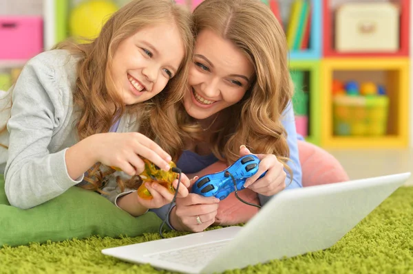 Mãe Filha Jogando Jogo Computador Com Laptop Enquanto Deitado Chão — Fotografia de Stock