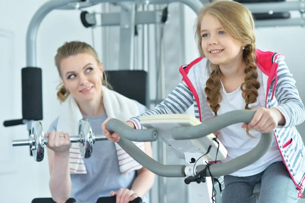 Formation Sportive Jeune Femme Avec Une Fille Adolescente Gymnase — Photo