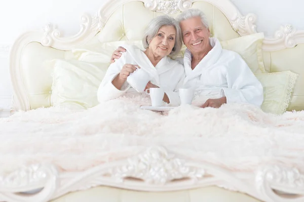 Ανώτερος ζευγάρι στο κρεβάτι με τσάι — Φωτογραφία Αρχείου