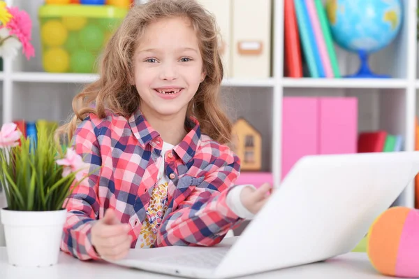 Девушка с помощью современного ноутбука — стоковое фото