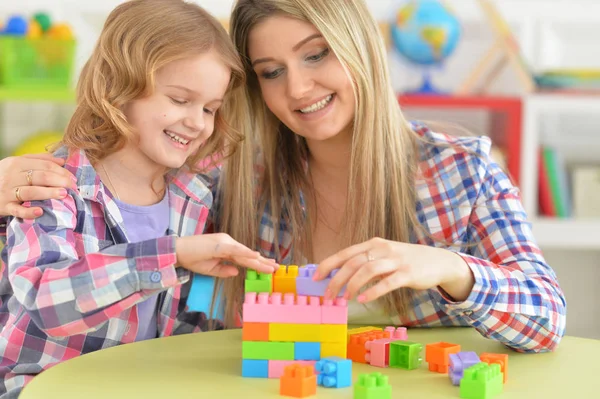 Föräldrar spelar med döttrar — Stockfoto