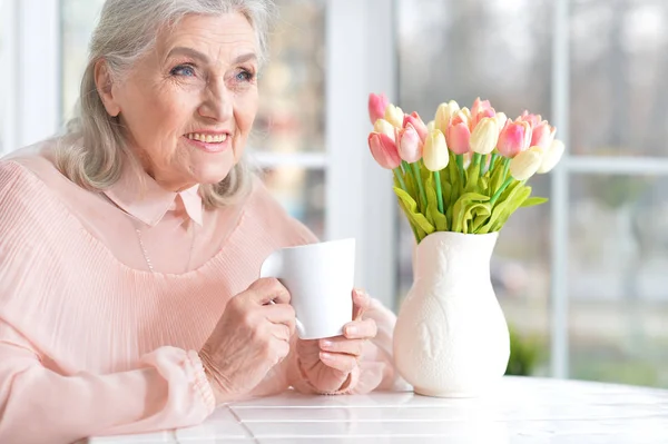 Mooie senior vrouw — Stockfoto