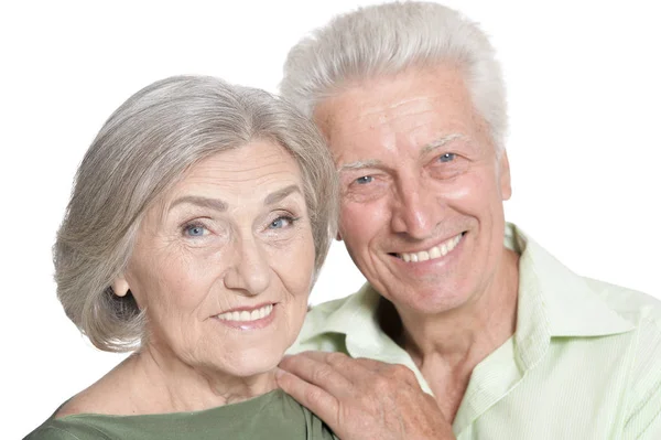 年配のカップルは 白い背景で隔離を抱き締めることの肖像画 — ストック写真
