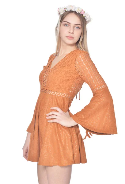 在白色背景下的橙色礼服的美丽女人肖像 — 图库照片