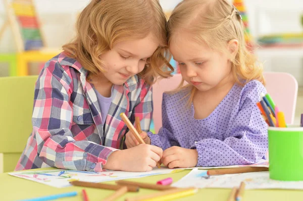 Kalemle çizen küçük şirin kızlar. — Stok fotoğraf