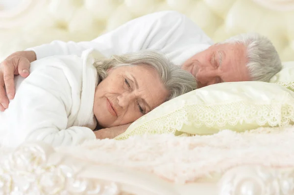 Feliz Pareja Ancianos Durmiendo Cama — Foto de Stock