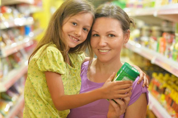 Moeder en dochter kiezen van producten — Stockfoto