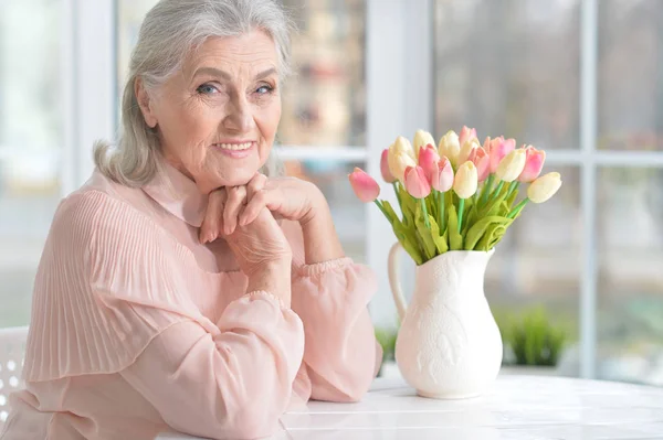 Mooie senior vrouw — Stockfoto