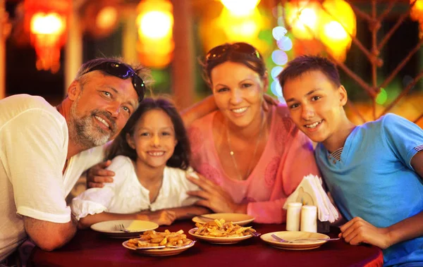 Familie aan het eten — Stockfoto