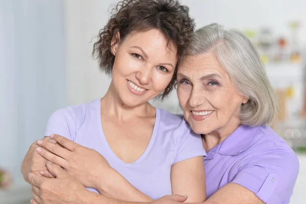 Senior woman with daughter — Stock Photo, Image