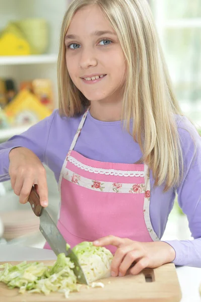 Χαριτωμένο Μικρό Κορίτσι Κοπή Λάχανο Σαλάτα Στο Τραπέζι Της Κουζίνας — Φωτογραφία Αρχείου