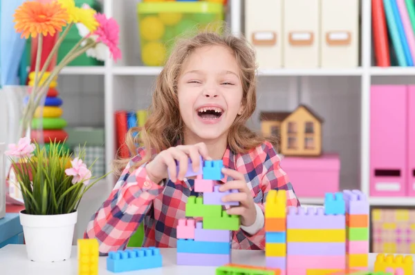 Linda niña haciendo la tarea — Foto de Stock