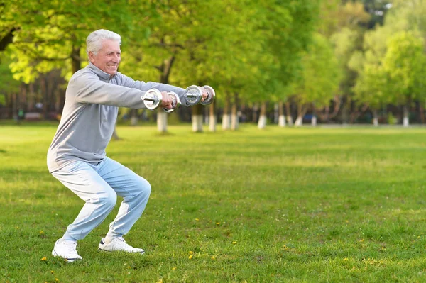 Äldre man tränar med hantlar — Stockfoto