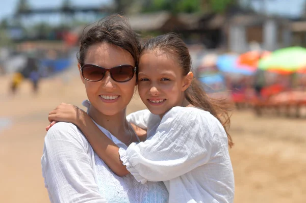 Mãe com filha na praia — Fotografia de Stock