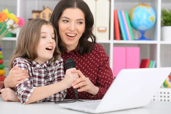 Anne Kızı Şarkı Karaoke Mikrofon Birlikte — Stok fotoğraf