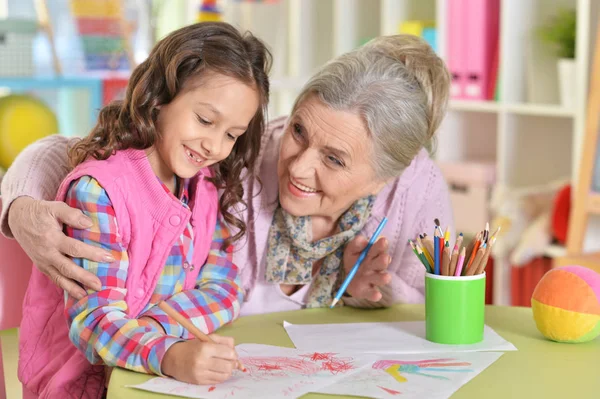 Portrait Grand Mère Petite Fille Dessinant Ensemble Tout Étant Couché — Photo