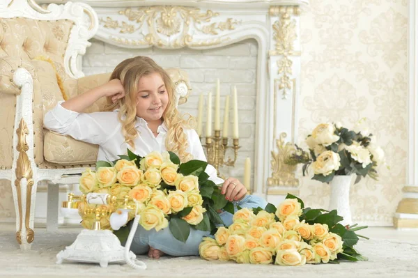 Mignonne Frisée Adolescent Fille Posant Avec Bouquet Roses Jaunes Posant — Photo