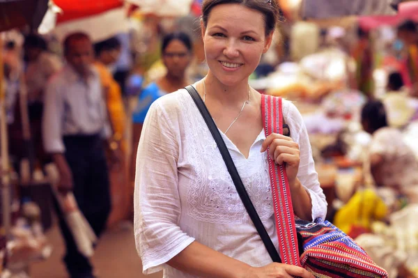 Jovem mulher atraente de pé — Fotografia de Stock