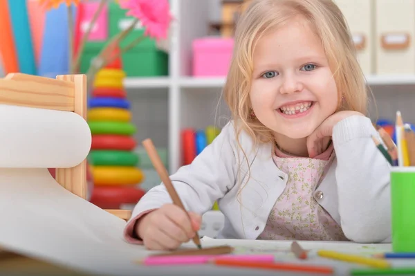 Girl drawing with pencil — Stock Photo, Image
