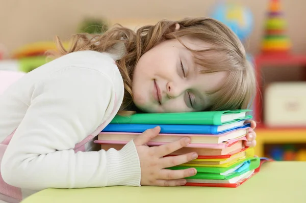 Söt Skolflicka Sover Bordet Efter Att Göra Läxor Hemma — Stockfoto