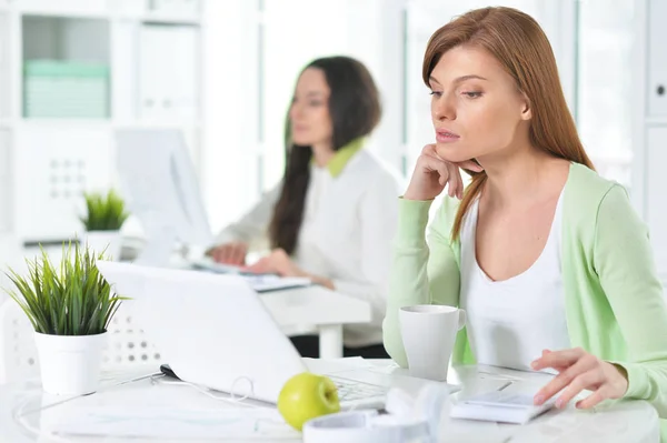 Zwei junge Geschäftsfrauen — Stockfoto