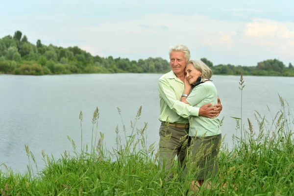 Amare Coppia Matura Vicino Lago Estate — Foto Stock