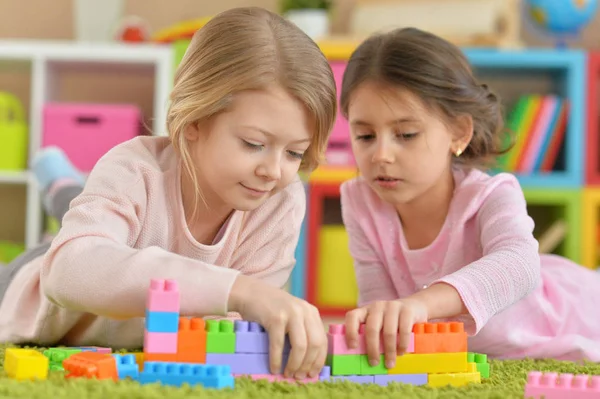 Κορίτσια παίζουν με πολύχρωμο μπλοκ — Φωτογραφία Αρχείου