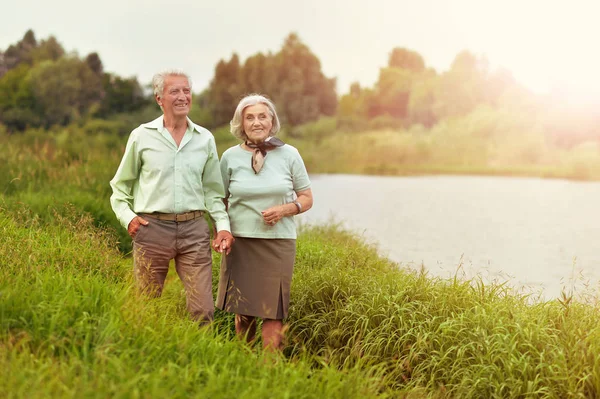 Amare Coppia Matura Vicino Lago Estate — Foto Stock