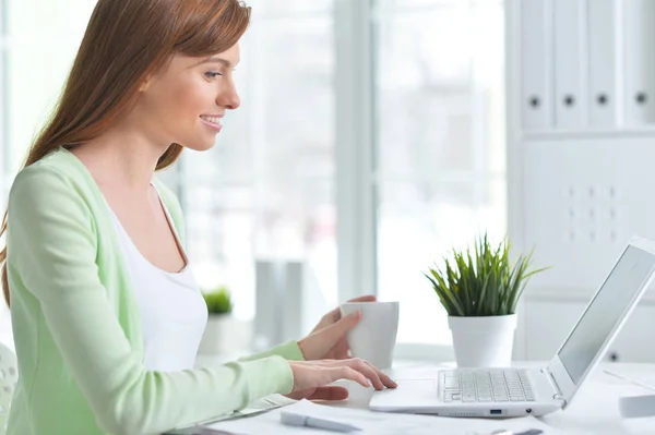 Mujer de negocios hablando por teléfono — Foto de Stock