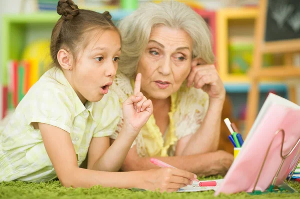 Mormor Med Söt Liten Flicka Göra Läxor Tillsammans — Stockfoto