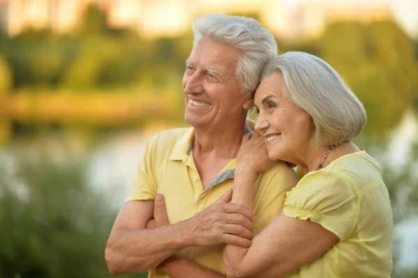 Liefdevolle Senior Paar Poseren Buurt Van Lake Zomer — Stockfoto