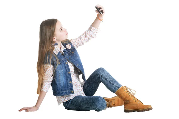 Glückliches Kleines Mädchen Jeans Spricht Selfie Isoliert Auf Weißem Hintergrund — Stockfoto