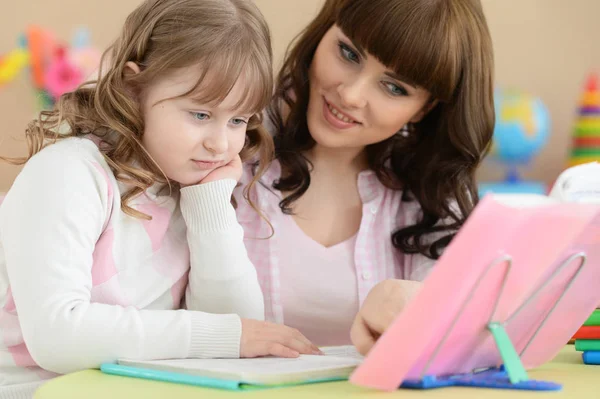 Madre con hija haciendo la tarea —  Fotos de Stock