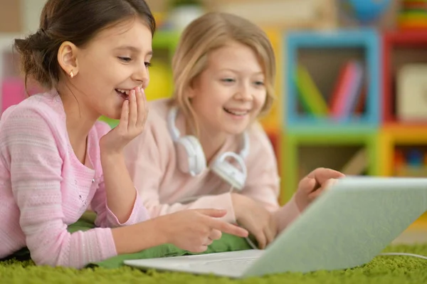 Kleine meisjes met laptop — Stockfoto