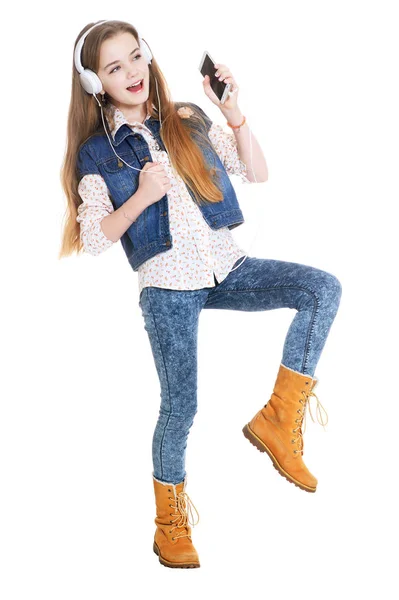 Felice Bambina Jeans Ascoltare Musica Con Smartphone Isolato Sfondo Bianco — Foto Stock