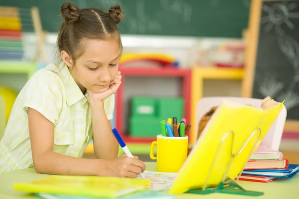 Carino Giovanissima Ragazza Doing Homework Suo Stanza — Foto Stock