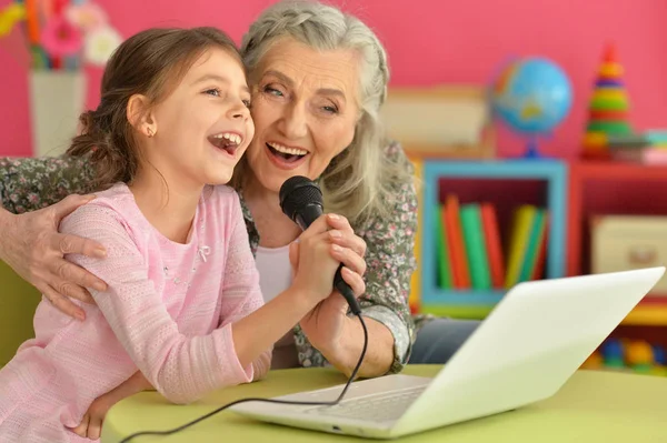 Retrato Avó Filha Cantando Karaoke Com Laptop — Fotografia de Stock