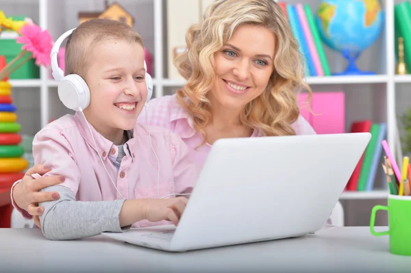 Mãe e filho usando laptop — Fotografia de Stock