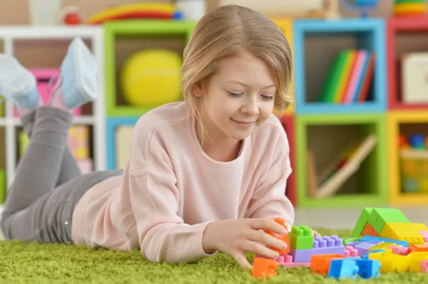 カラフルなプラスチック製のブロックを持つ少女 — ストック写真