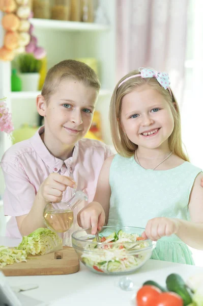 Schattige Kleine Broer Zus Voorbereiding Salade Samen Keuken — Stockfoto