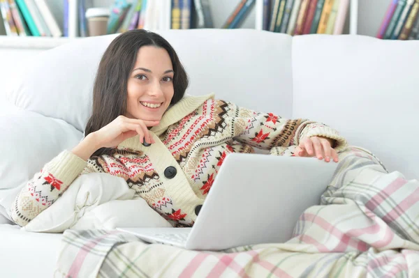 Jonge vrouw met laptop — Stockfoto