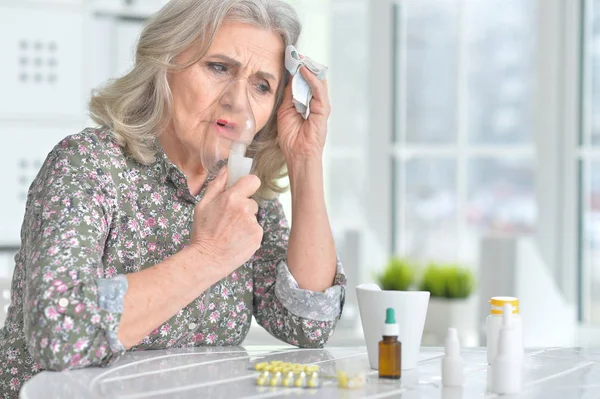 Portret Van Zieke Senior Vrouw Zit Aan Keuken Met Inhalator — Stockfoto