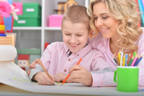 Mère et fils faisant leurs devoirs — Photo