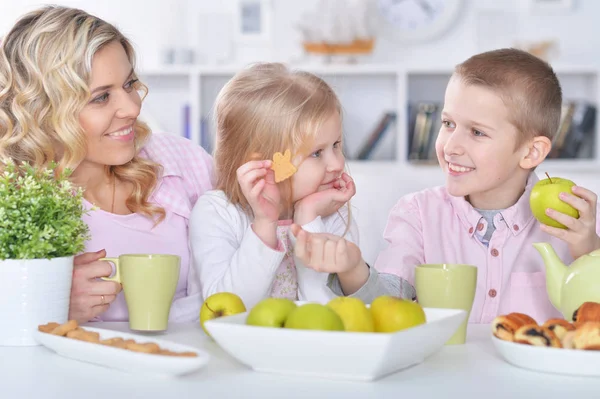 Nagymama és unokája reggelizik — Stock Fotó