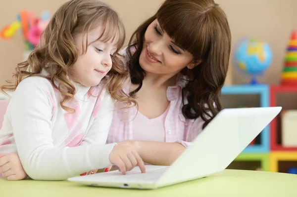 Menina bonito usando laptop — Fotografia de Stock