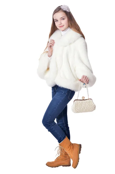 毛皮コートのポーズが白い背景で隔離の幸せな少女 — ストック写真
