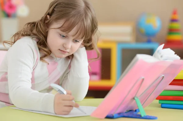 Menina desenho em casa — Fotografia de Stock